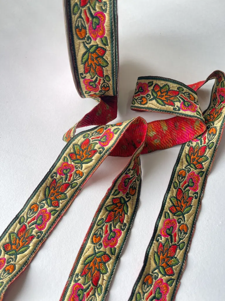 Tira Beige Bordada.webp