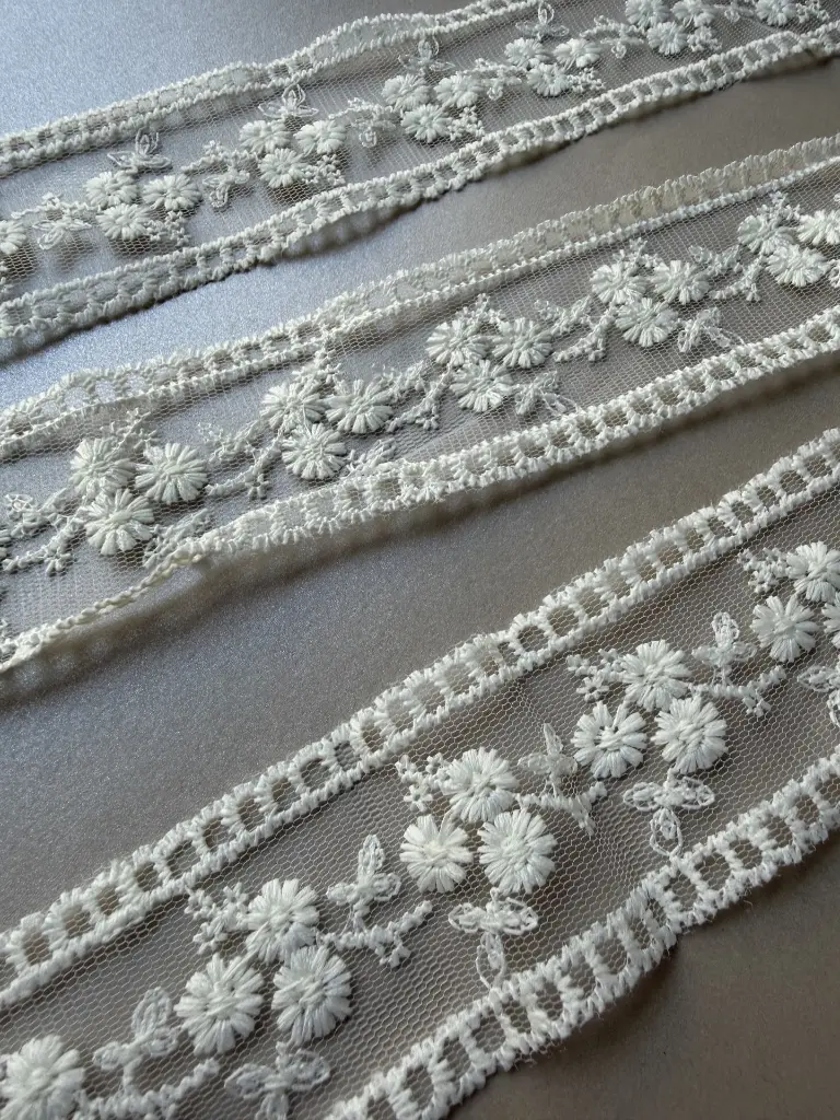 ENCAJE FLORES IVORY.webp