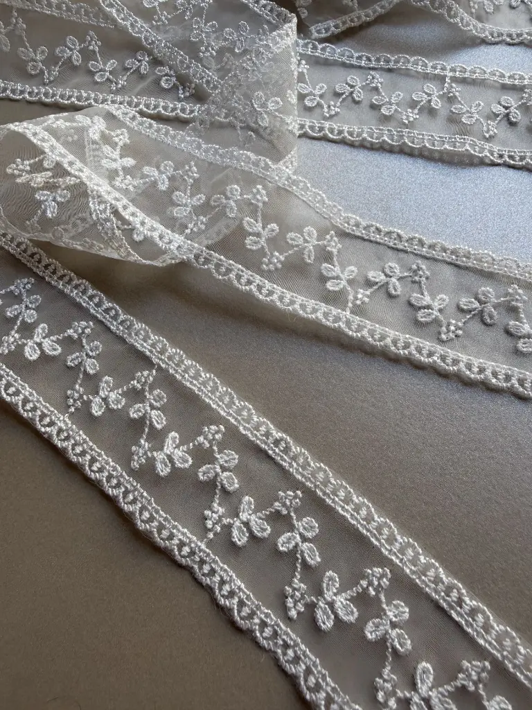encaje bordado blanco 1.webp