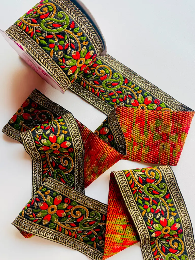 MH - Tira Hindu Bordada 7.5 cm Negro Oro Flores Rojas