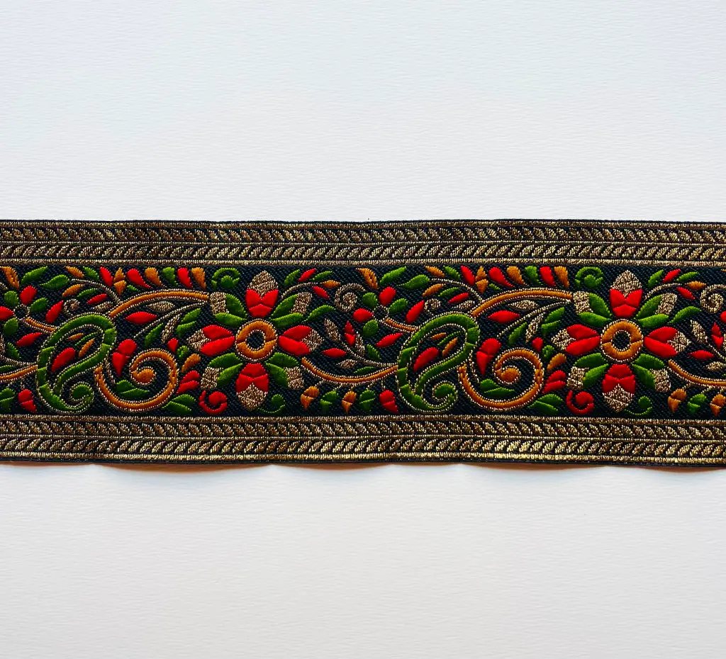 MH - Tira Hindu Bordada 7.5 cm Negro Oro Flores Rojas