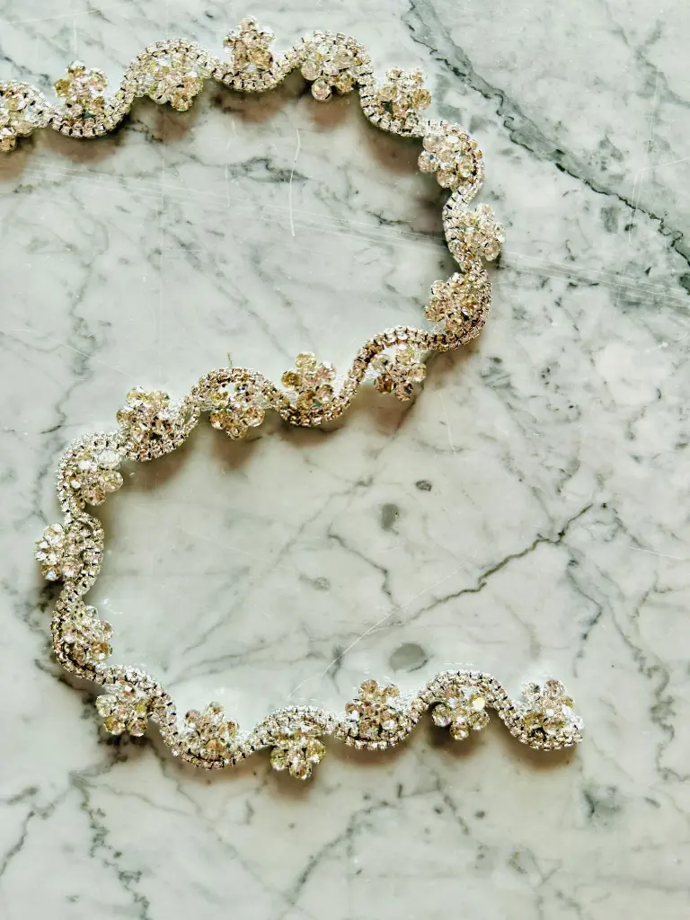Galón de Strass Ondulado con Flores de Cristal (Medio Metro)