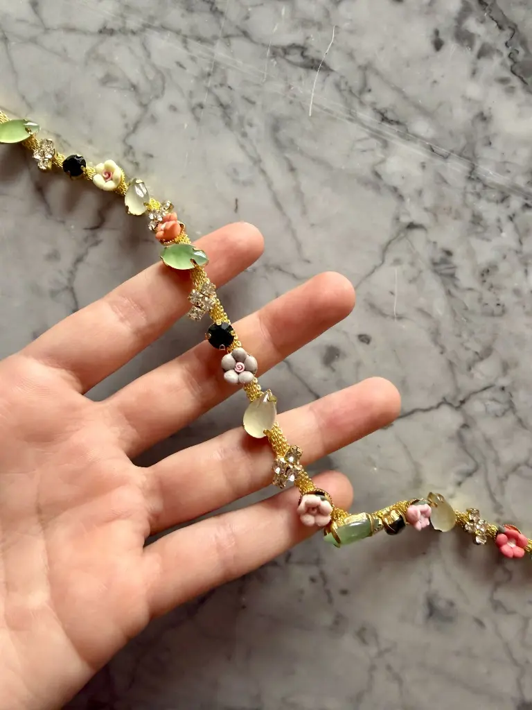 pasamanería dorada con flores, galón decorativo con cristales, cinta de flores 3d para vestidos, listón dorado con pedrería, listón bordado alta costura, pasamanería fina por metro, apliques de flor y strass, galón dorado de flores, cinta decorativa fiesta, pasamanería