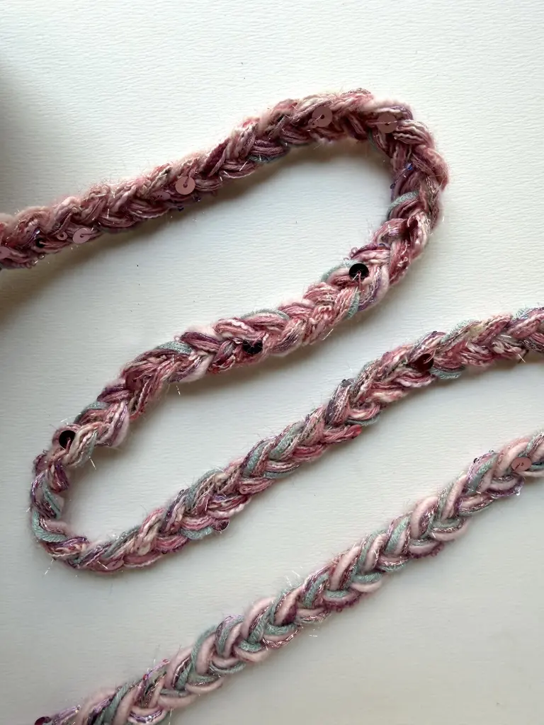 Cordón Trenzado de Estambre Rosado con Lentejuelas y Brillo