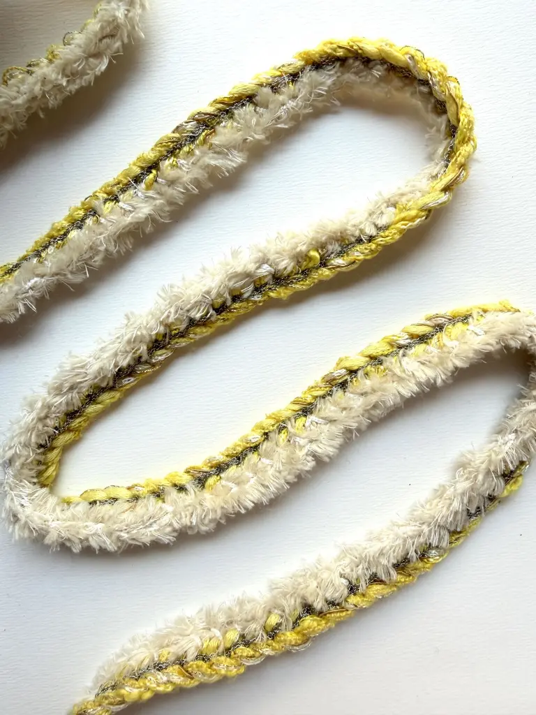 Pasamanería Tejida Estilo Chenille Amarillo y Crema Metálico