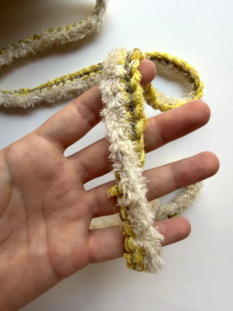 Pasamanería Tejida Estilo Chenille Amarillo y Crema Metálico