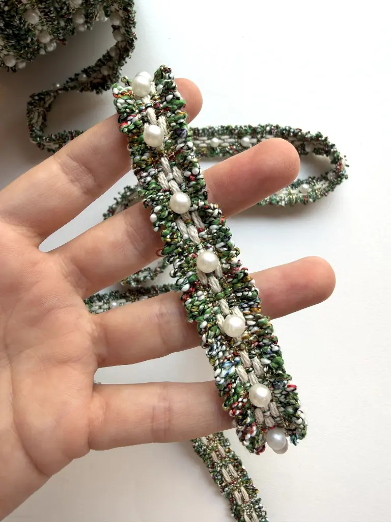 Pasamanería Entramada Tweed Chanel con Perlas Verde Multicolor.webp