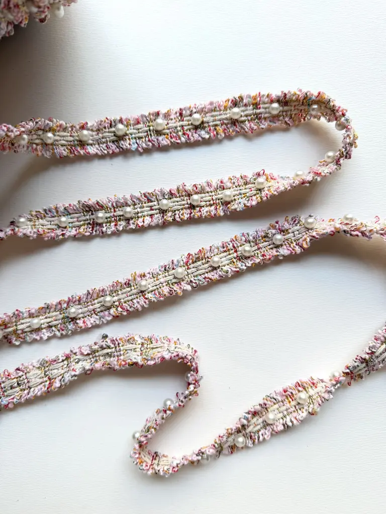Pasamanería Entramada Tweed Chanel con Perlas Rosa Pastel1.webp
