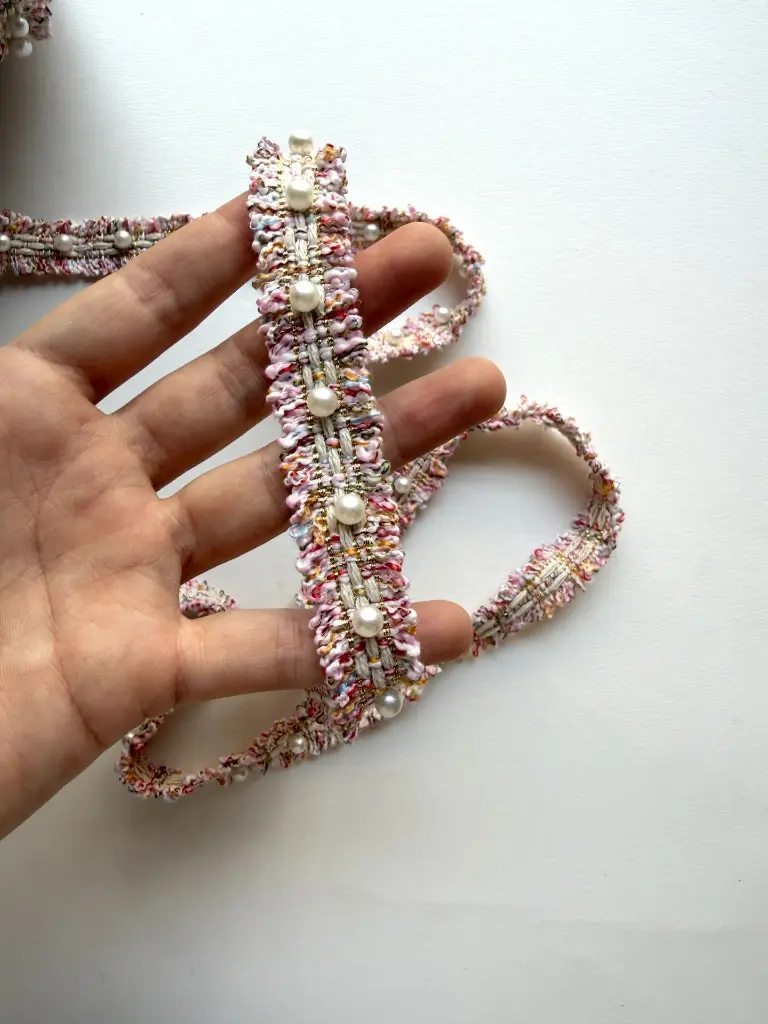 Pasamanería Entramada Tweed Chanel con Perlas Rosa Pastel.webp