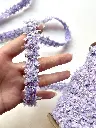 Pasamanería Felpada Lila con Lentejuelas y Dorado.webp