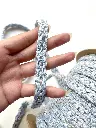 Pasamanería Tejida Azul Cielo con Cuentas y Brillo Plata.webp