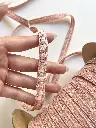 Pasamanería Plano Rosa Claro con Centro Terciopelo y Dorado.webp