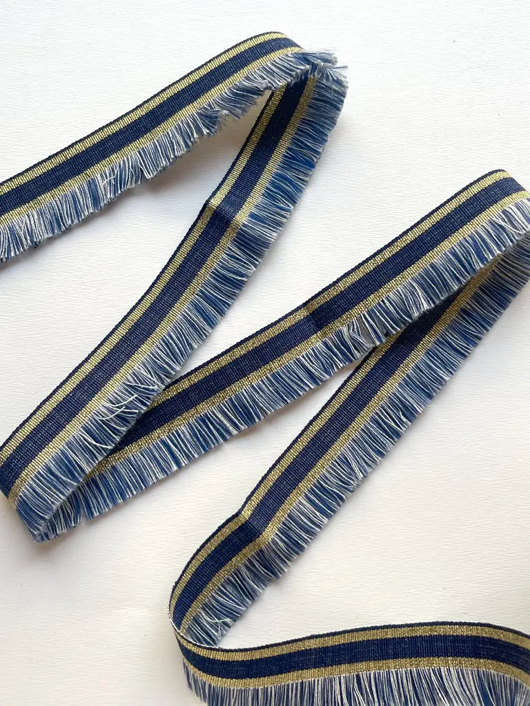 Pasamanería Azul Marino y Dorado con Fleco Lateral Azul y Blanco1.webp