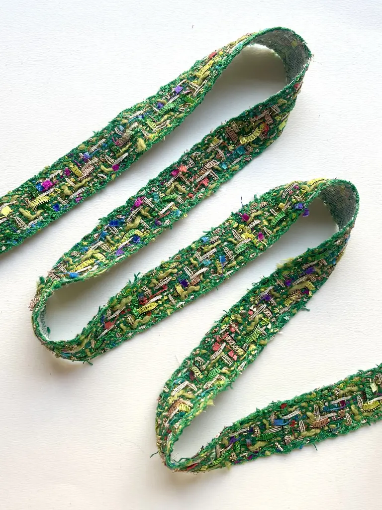 Pasamanería Estilo Tweed Verde Esmeralda Multicolor y Dorado1.webp