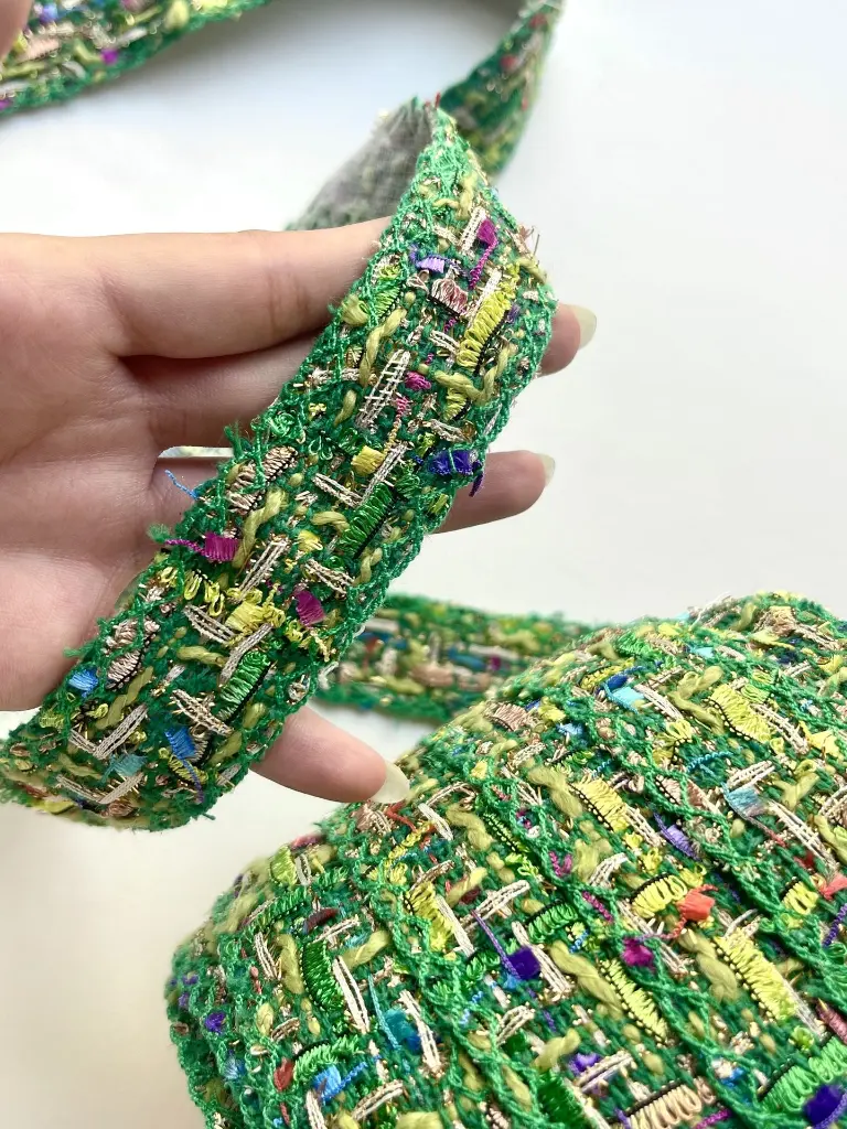 Pasamanería Estilo Tweed Verde Esmeralda Multicolor y Dorado.webp