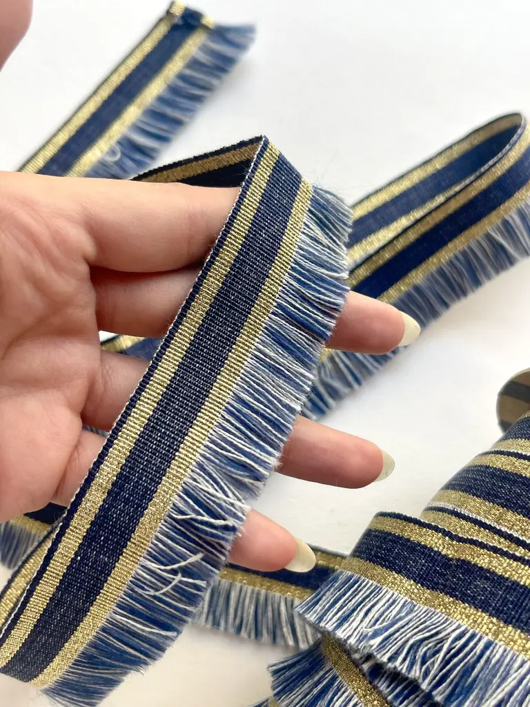 Pasamanería Azul Marino y Dorado con Fleco Lateral Azul y Blanco.webp