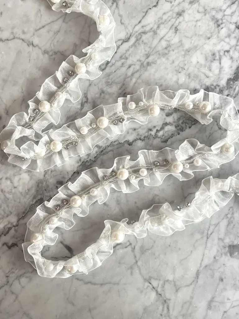 Organza Plisada con Perlas y Cristales Blanco : Marfil1.webp