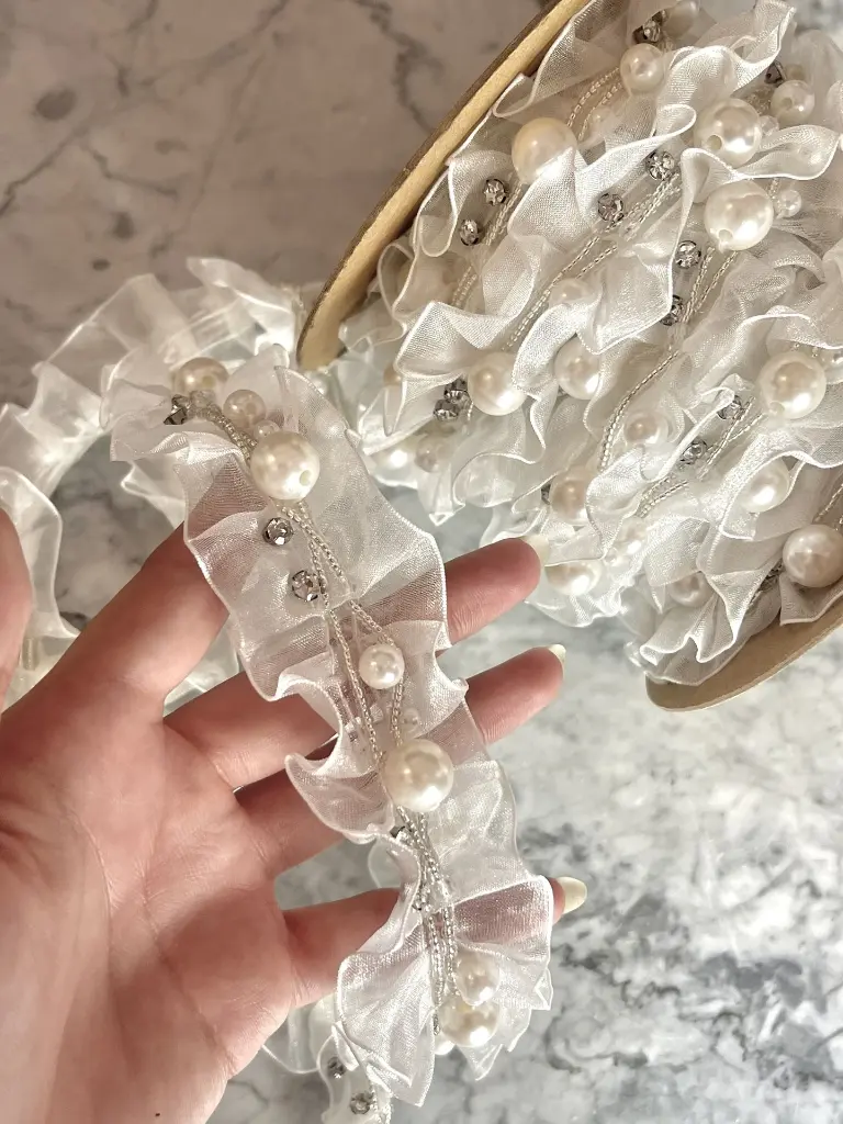 Organza Plisada con Perlas y Cristales Blanco : Marfil.webp