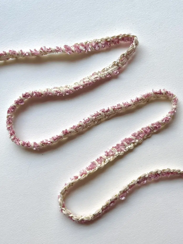 Pasamanería Estilo Chenille Rosa y Marfil con Cuentas y Dorado1.webp