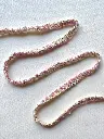 Pasamanería Estilo Chenille Rosa y Marfil con Cuentas y Dorado1.webp