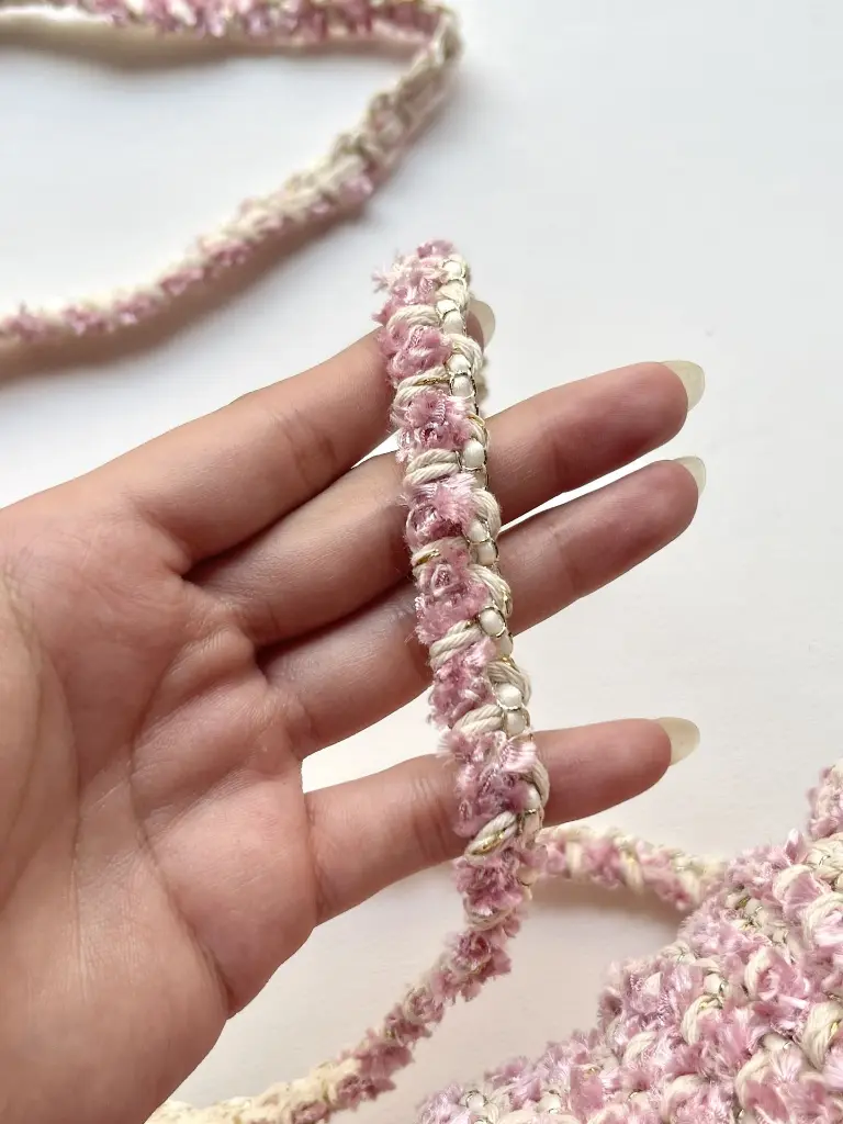 Pasamanería Estilo Chenille Rosa y Marfil con Cuentas y Dorado.webp