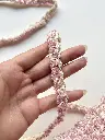 Pasamanería Estilo Chenille Rosa y Marfil con Cuentas y Dorado.webp