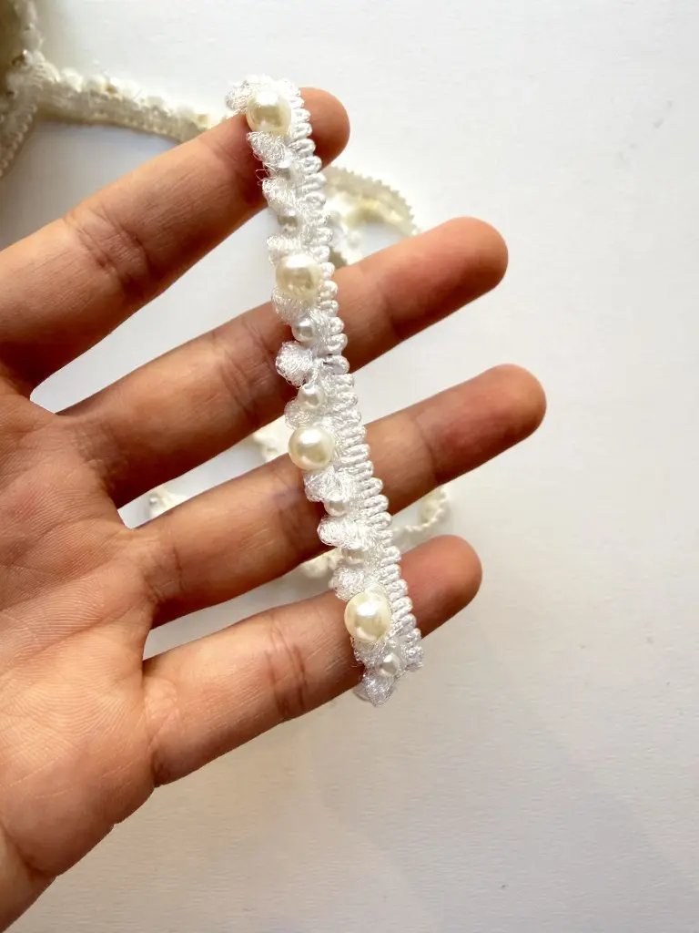 pasamaneria blanco marfil con perlas.webp