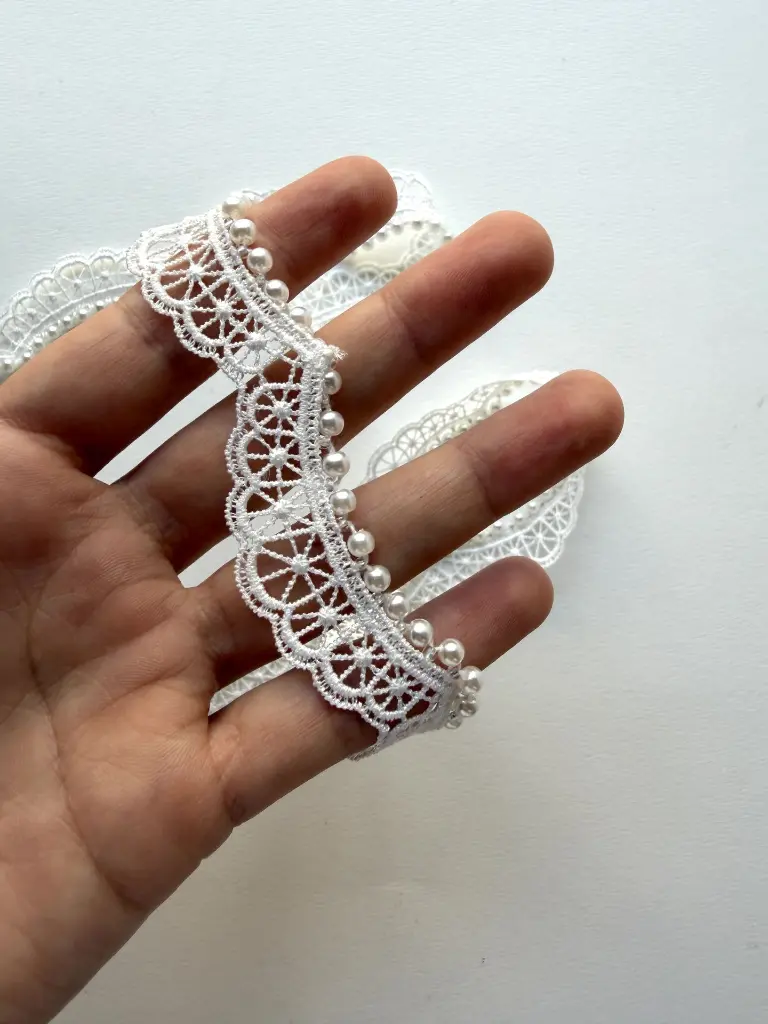 encaje con perlas