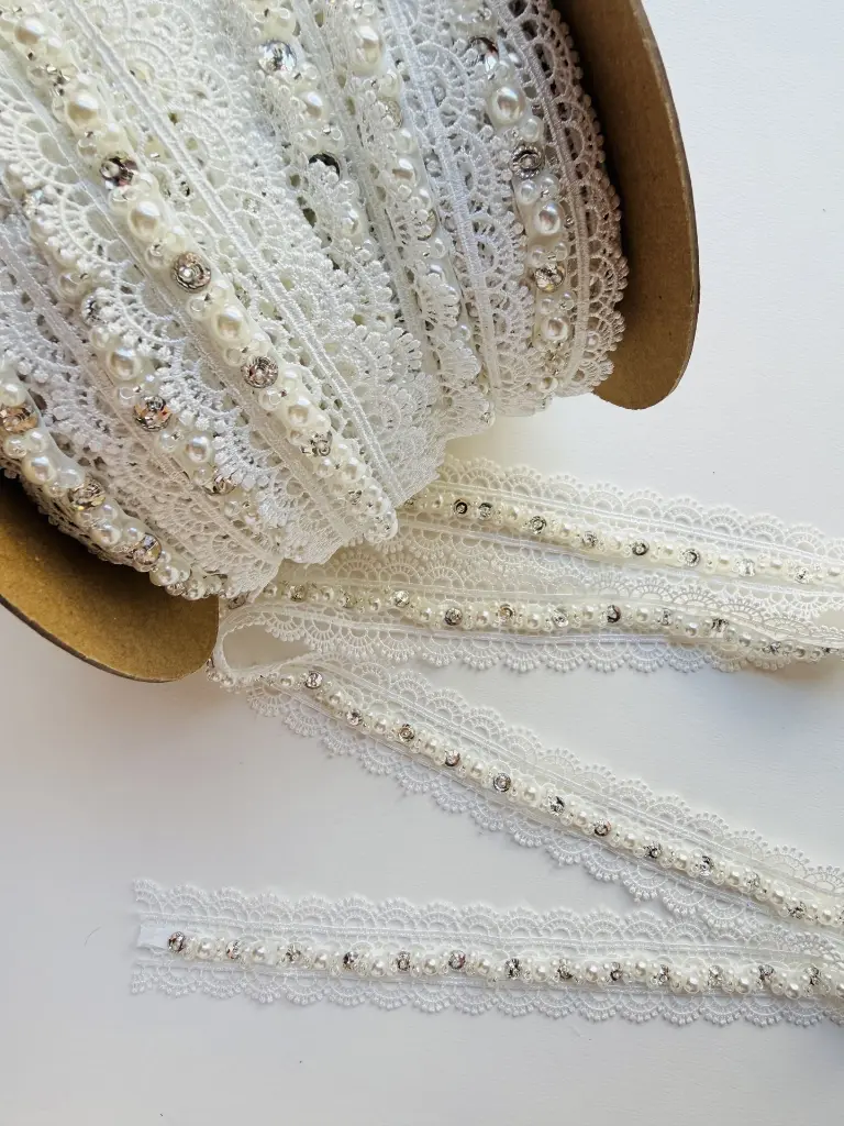 encaje con rhinestone, galón con pedrería y perlas