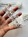 encaje calado con cristales.