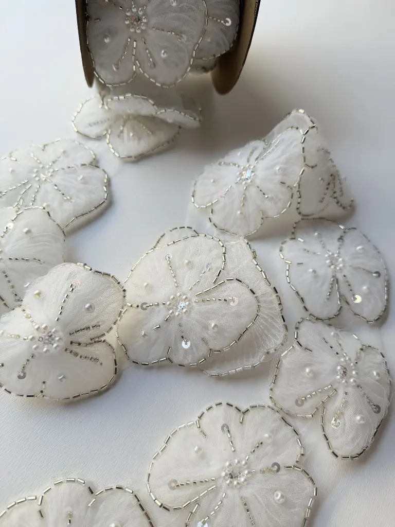 Flores Bordadas en Tul con Pedrería y Perlas