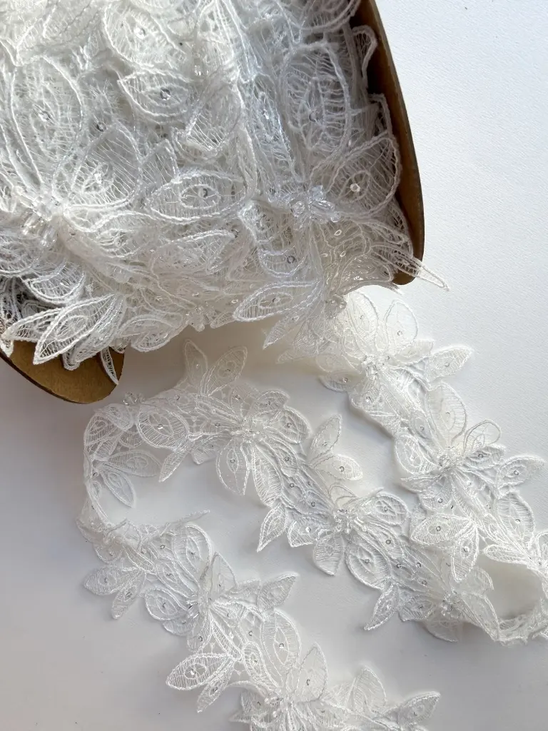 Encaje Floral Bordado con Lentejuela y Cristal