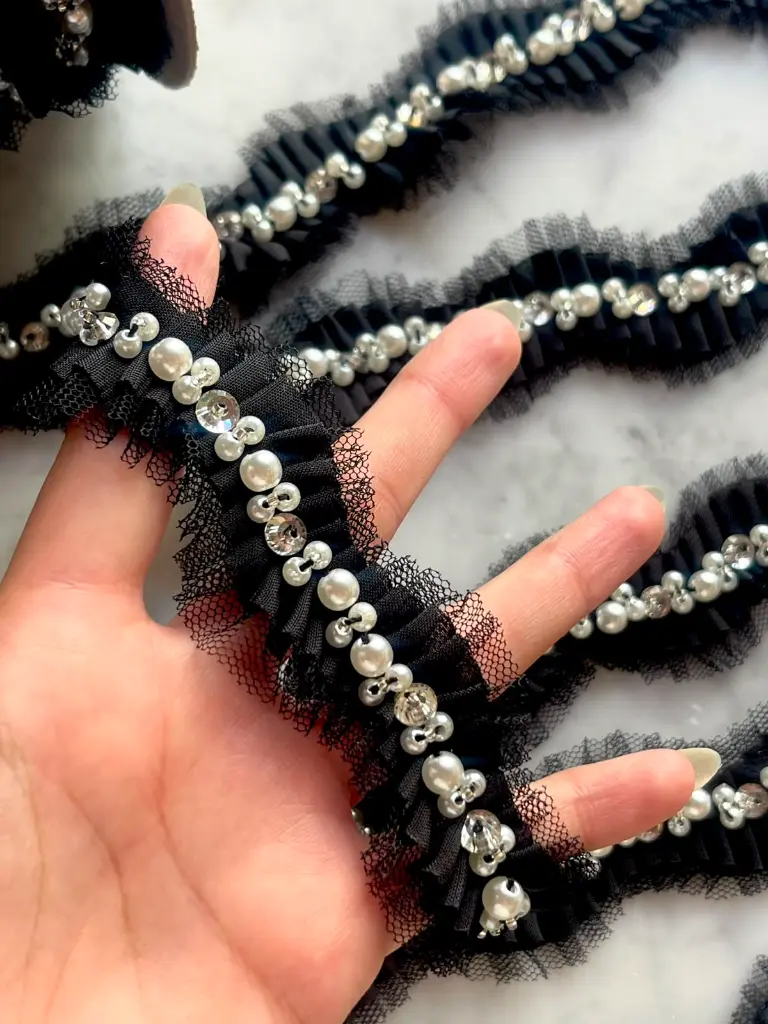 Pasamanería Encaje Plisado con Perlas y Pedrería – Negro.webp