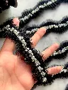 Pasamanería Encaje Plisado con Perlas y Pedrería – Negro.webp