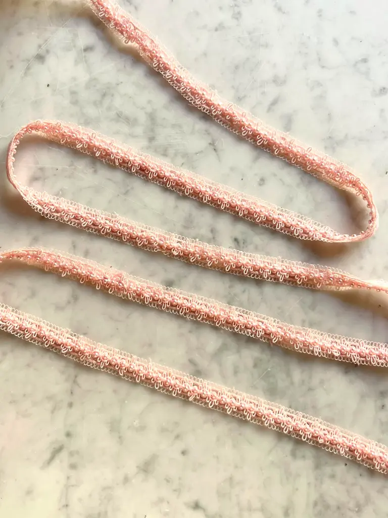Pasamanería Galón Rosa Pastel con Presillas y Perlas2.webp