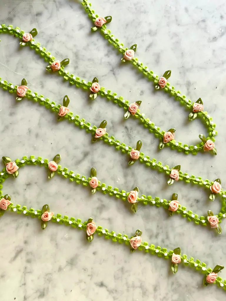 Pasamanería Galón Verde Flores Rosa Pastel y Perlas2.webp