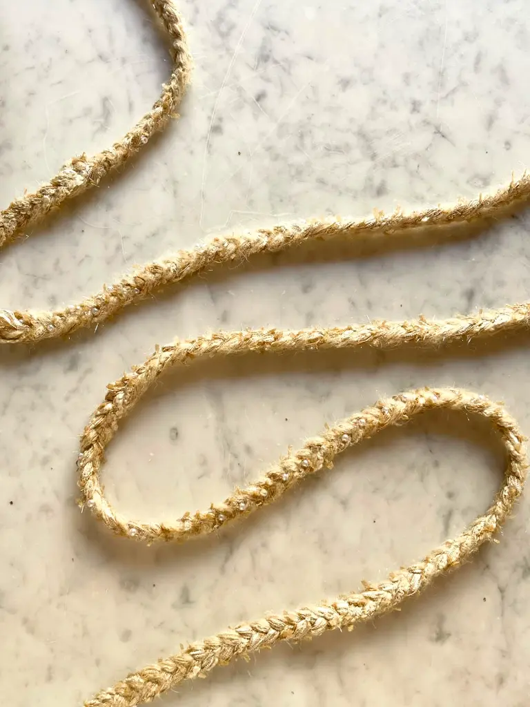 Pasamanería Trenzada Beige con Perlas, Cristales y Hilos Metálicos2.webp