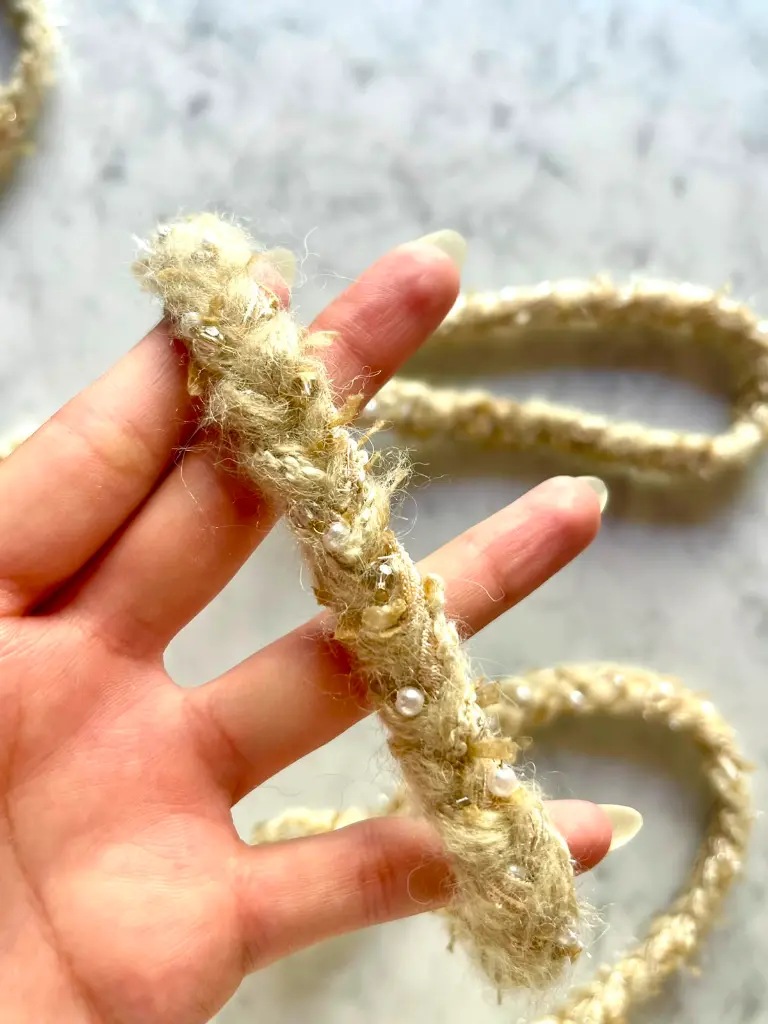 Pasamanería Trenzada Beige con Perlas, Cristales y Hilos Metálicos.webp