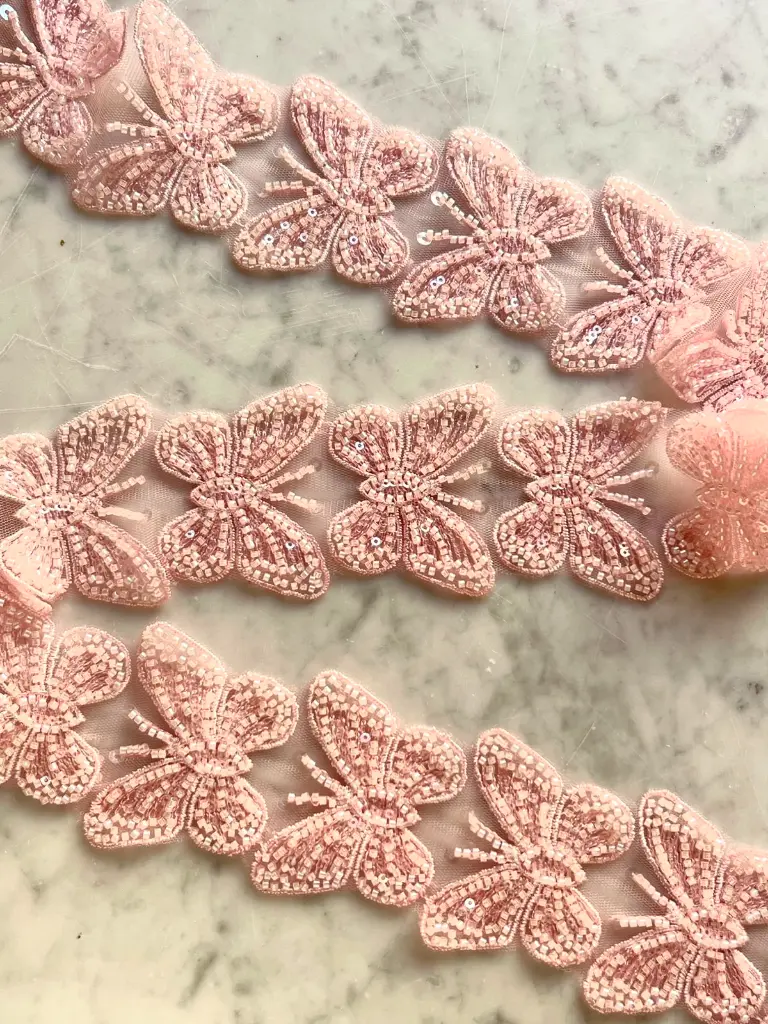 Tul Rosa Pastel con Mariposas Bordadas en Pedrería y Lentejuelas2.webp