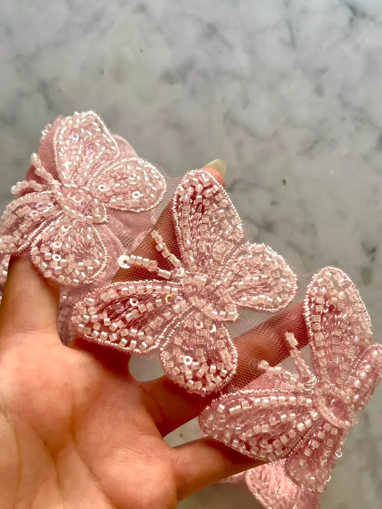 Tul Rosa Pastel con Mariposas Bordadas en Pedrería y Lentejuelas.webp
