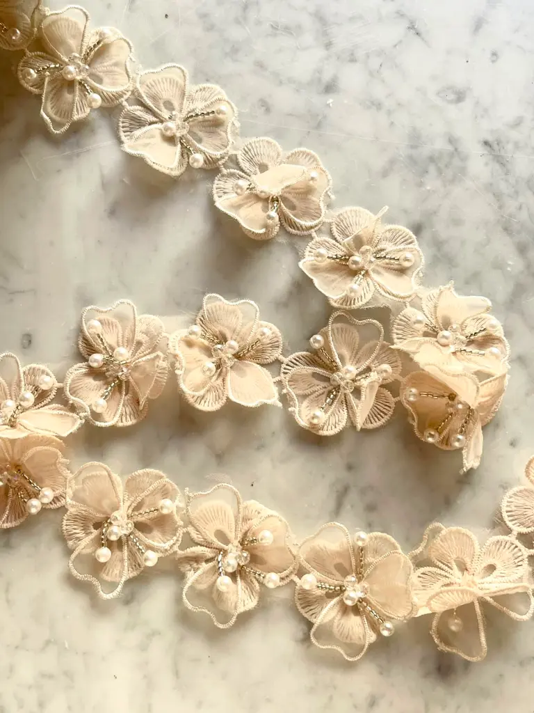 M - Tul Bordado - Flores Nude con Perlas2.webp
