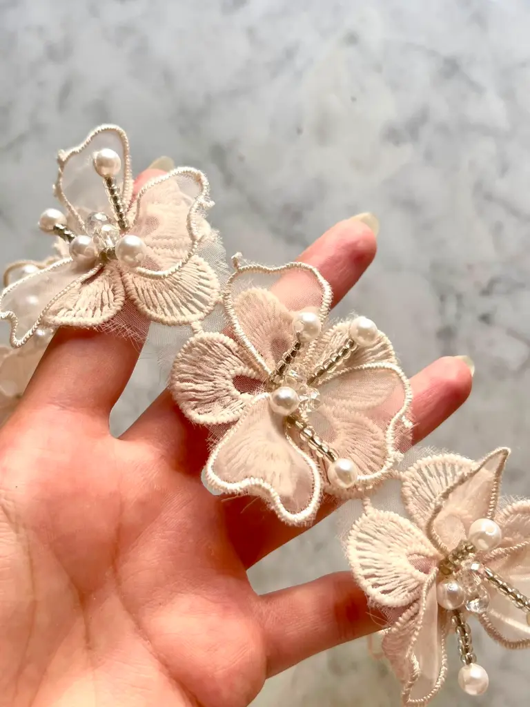 M - Tul Bordado - Flores Nude con Perlas.webp