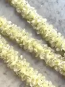 M - Tira de Flores de Organza Ivory y Pedrería2.webp