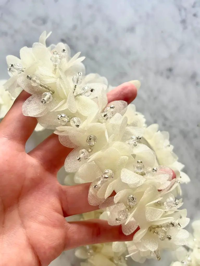 M - Tira de Flores de Organza Ivory y Pedrería.webp