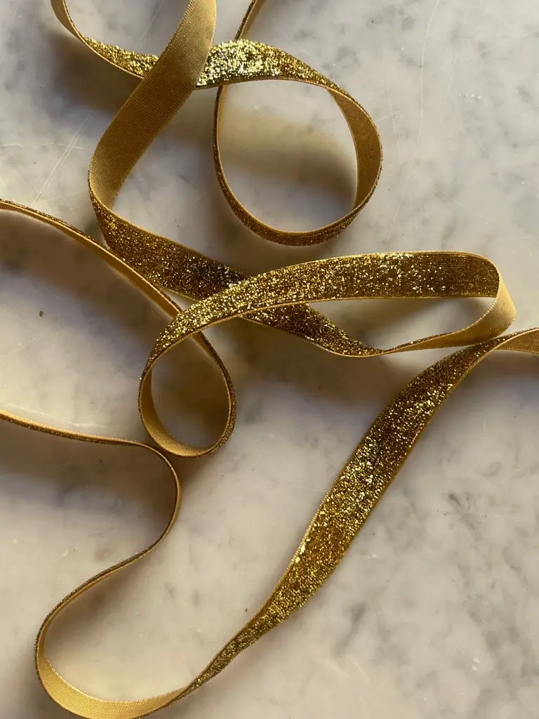 M - Velvet con Glitter - 1.90 cm Dorado1.webp