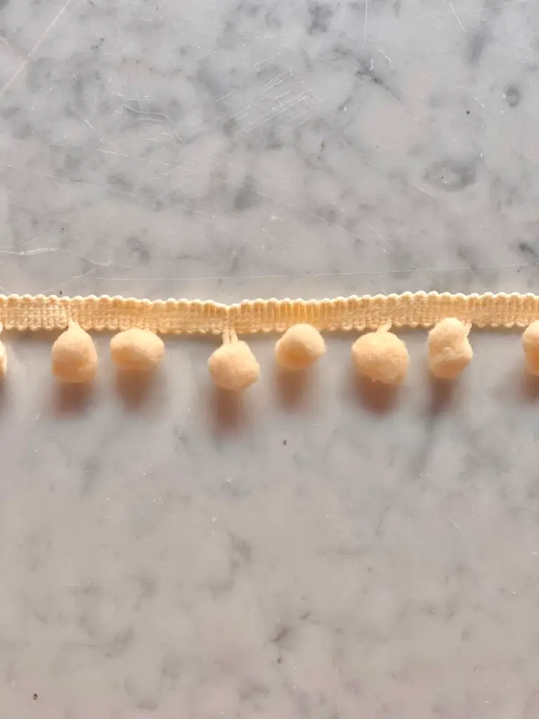 Tira Pom Pom - Amarillo Claro Sesame2.webp