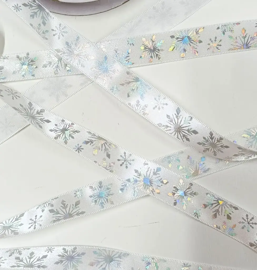 Listón Navideño - Snowflakes Silver (5/8" (1.5 cm) x 25 yardas (22.86 mts))