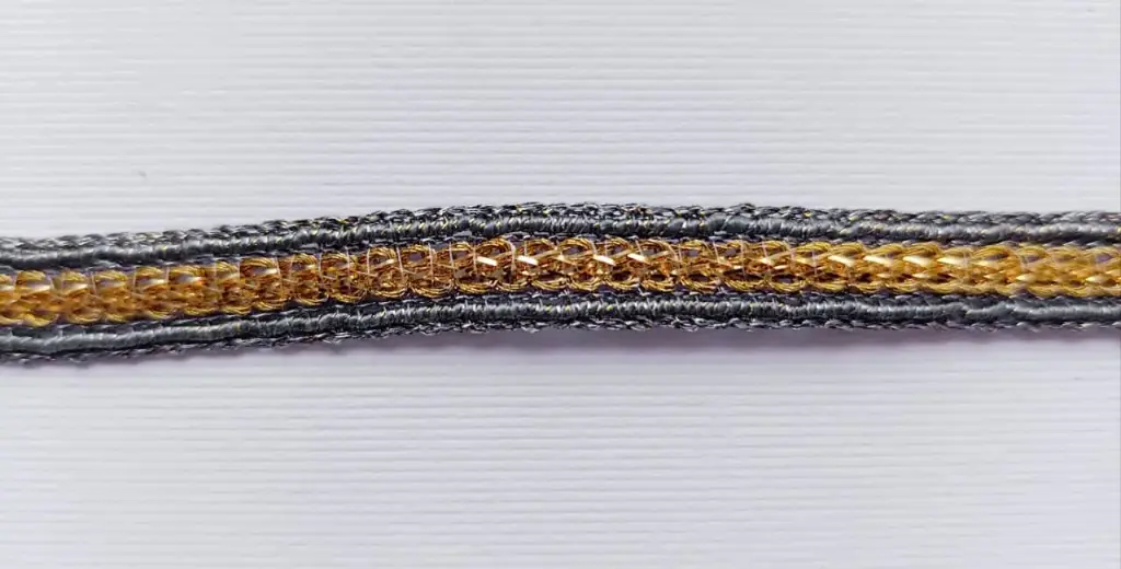 MH - Tira Lurex Trenzado 3/8" - Gris y Oro Oxford.