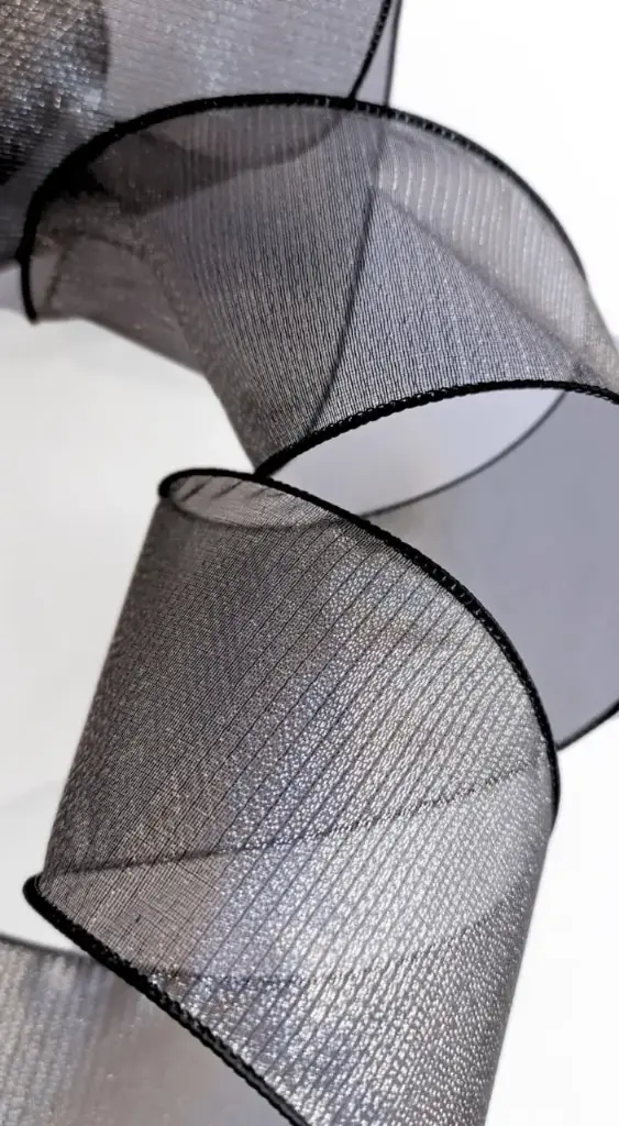 Listón 4" - Organza Gris Humo y Negro con Brillo Satinado