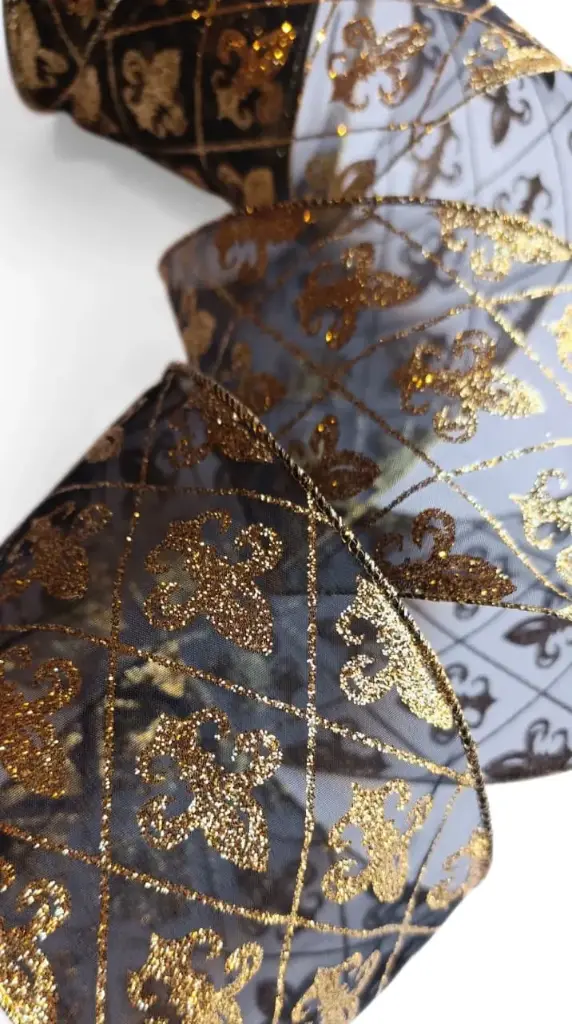Listón 4" - Organza Negro con Flor de Lis y Rombos de Glitter Dorado